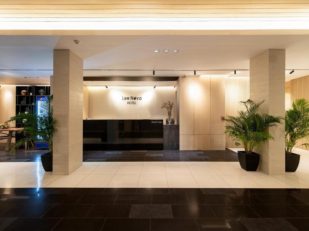 Leenova Hotel Bangkok Bagian luar foto